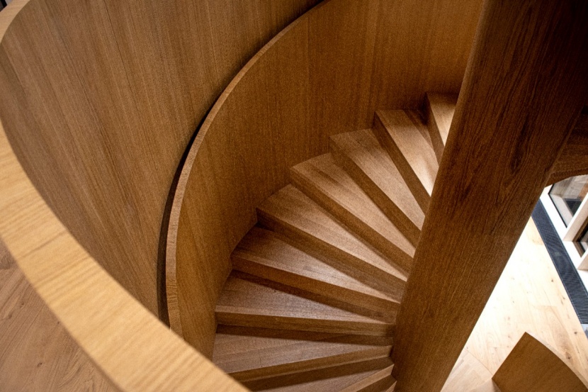 Ein Holzhaus im Wald